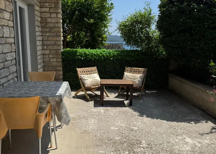 Private With A Garden And A Terrace 아파트